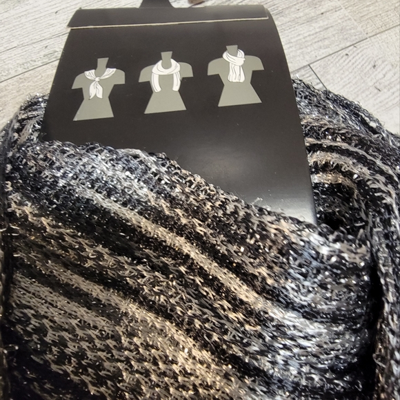 LINDA ANDERSON Women's Oblong  Glittery black, white/ gray scarf .Nwt* - Picture 2 of 5